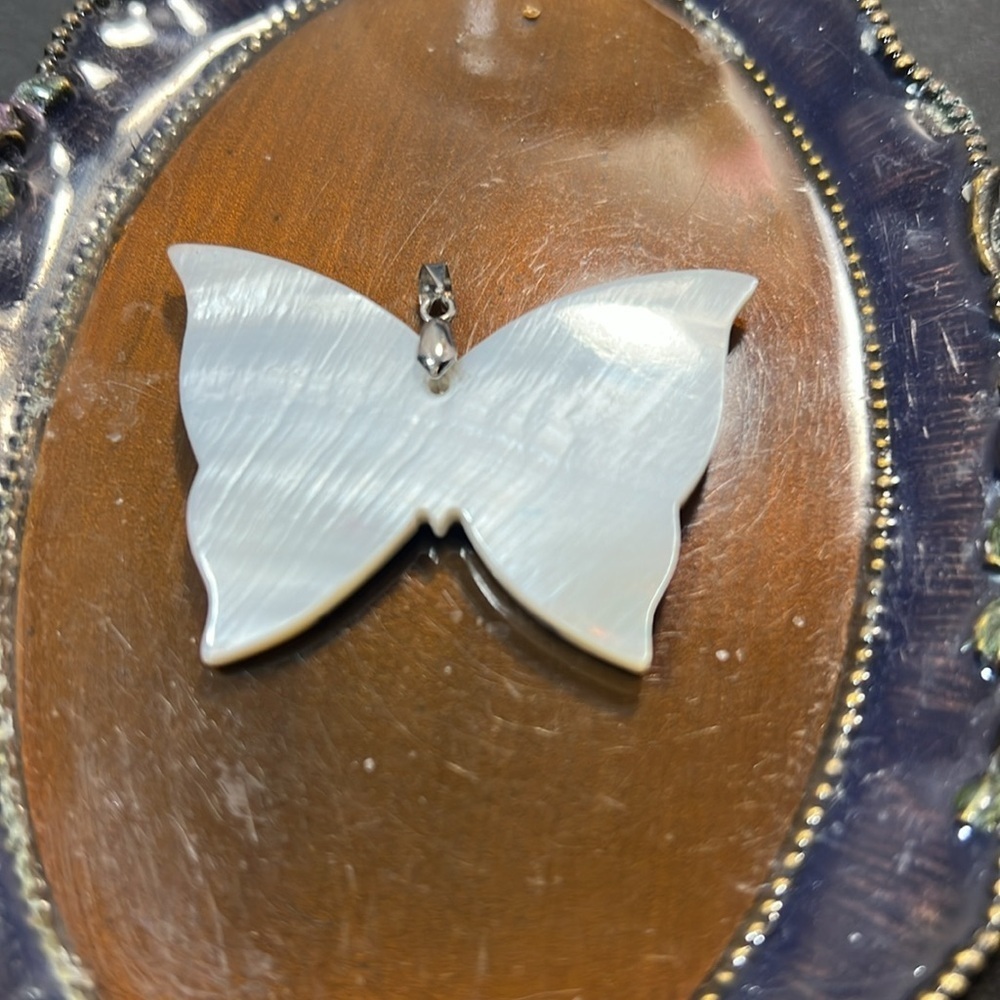 Mother of Pearl and Abalone Butterfly pendant - Picture 2 of 2